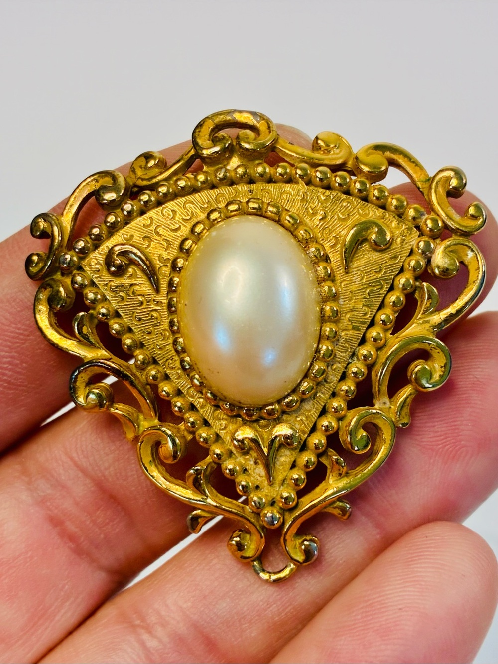 VTG 90s Tat - Ornate Gold Filigree Pearl Center Stud Earrings Dramatic Statement